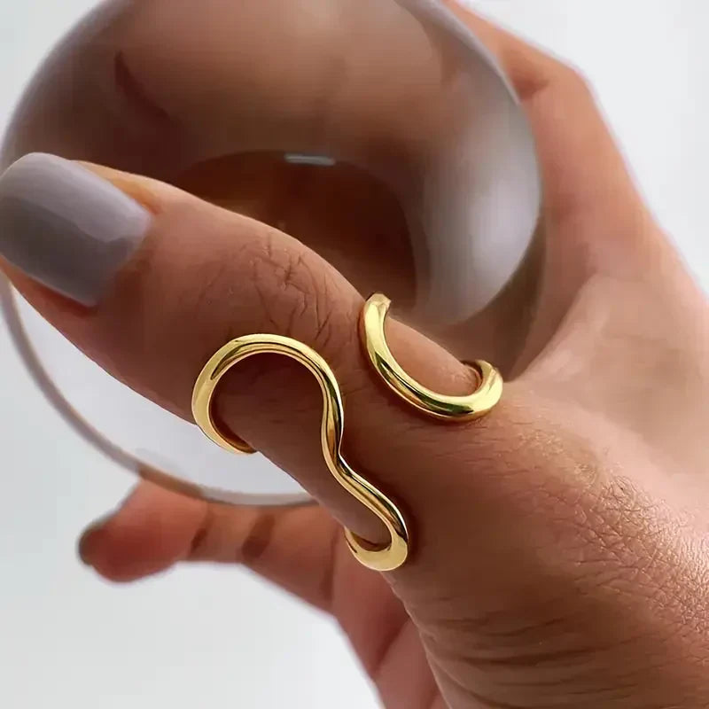 Irregular Wavy Ring in Gold | Modern Minimalist Jewelry